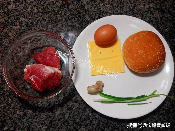 【棋牌娱乐www官方网址入口】
超厚肉饼柔嫩又多汁 这个猪柳蛋堡 一口下去巨满足！(图3)